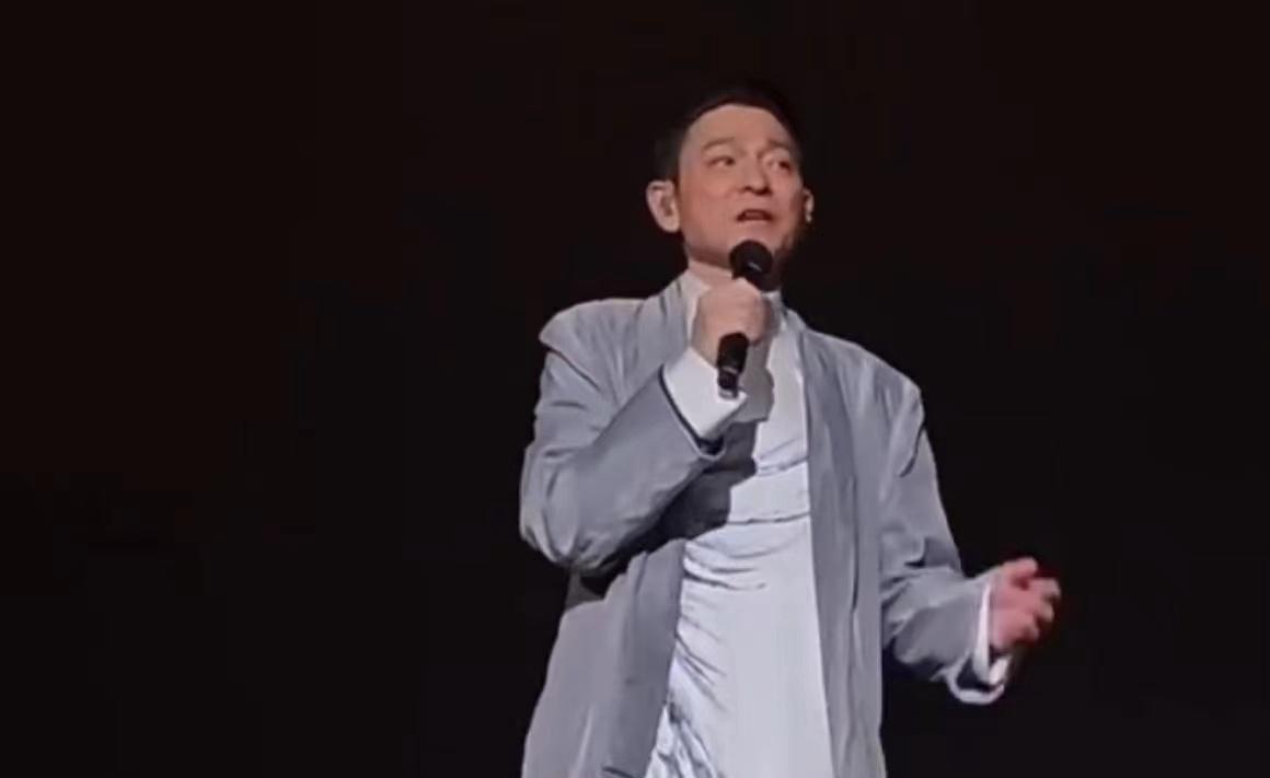 高臺滑跪讓網友直呼嚇人，劉德華就演唱會危險表演動作致歉