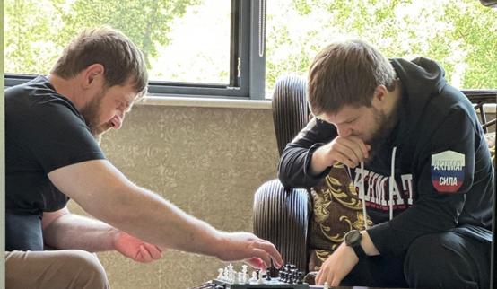俄媒：卡德羅夫發與兒子下象棋帖子，此前被曝發生溺水事故並被送醫