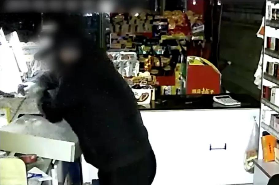 小偷得手後對鏡頭比耶，寧波民警火速將其抓獲後同款手勢回擊