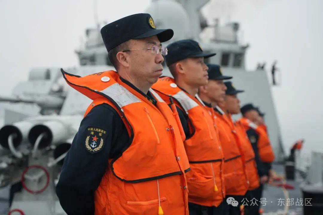 艦艇編隊剛駛離碼頭，便傳來戰鬥警報……