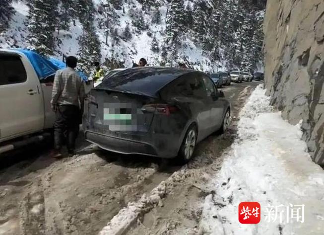 黑色轎車停路邊致318國道堵了3小時？交警最新回應