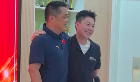 長沙體操功勳教練邱琦退休，奧運冠軍李小鵬“突襲”送驚喜，愛徒張博恆委託媽媽送祝福