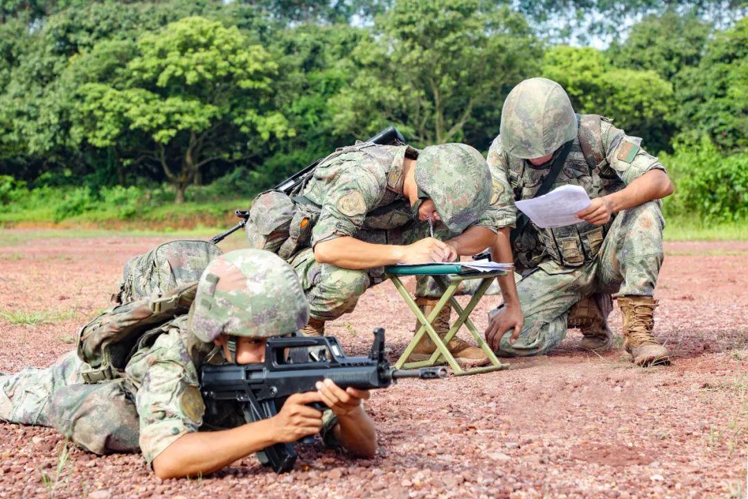 越障、破襲，第74集團軍某旅組織偵察班組連貫考覈