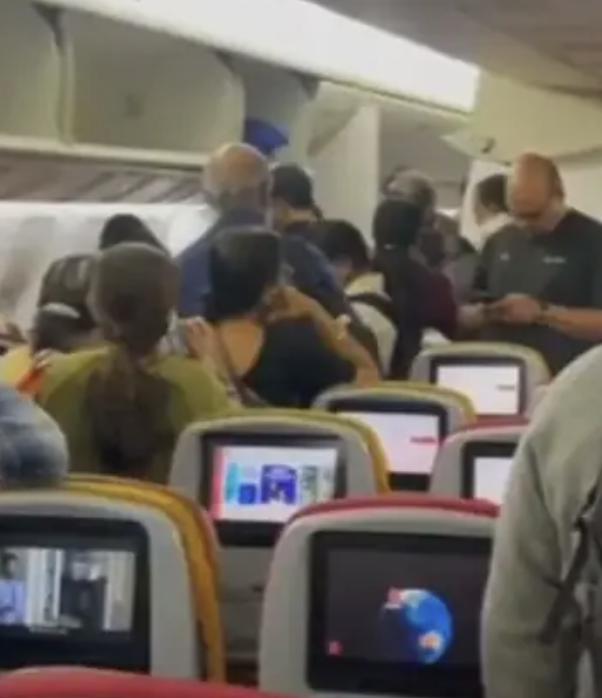 印度航空一航班出現引擎故障 乘客被迫下機