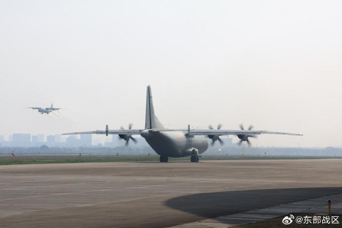 錘鍊作戰硬功！東部戰區海軍航空兵某團開展多機型跨晝夜飛行訓練