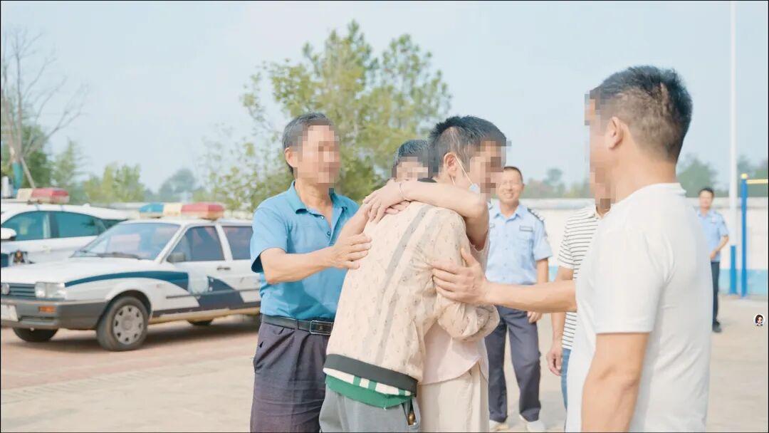 DNA比對成功，就是他！離家34載的小杰終於與親生父母相認