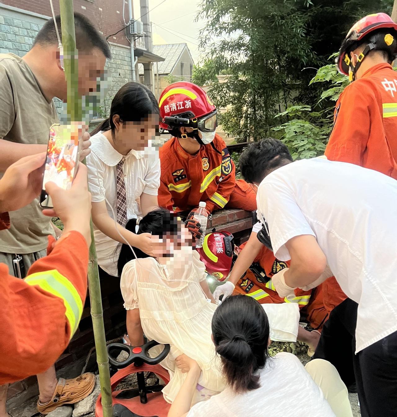 腿被鋼筋貫穿、手卡進鋼環，暑期將過半孩子要看好