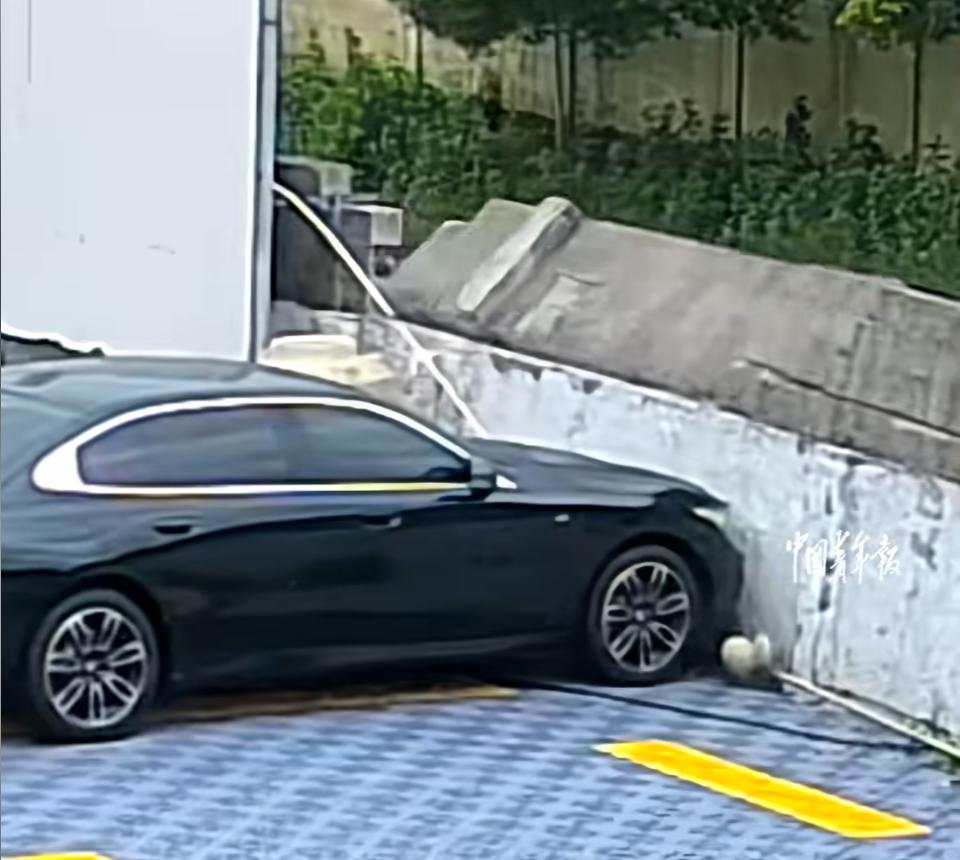 事發上海，新車直接撞牆！網友：人能闖多大禍