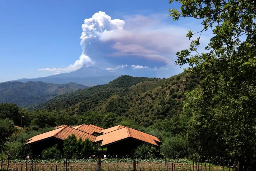 歐洲最高活火山噴發！畫面驚心動魄：形成數千米高的火山羽流