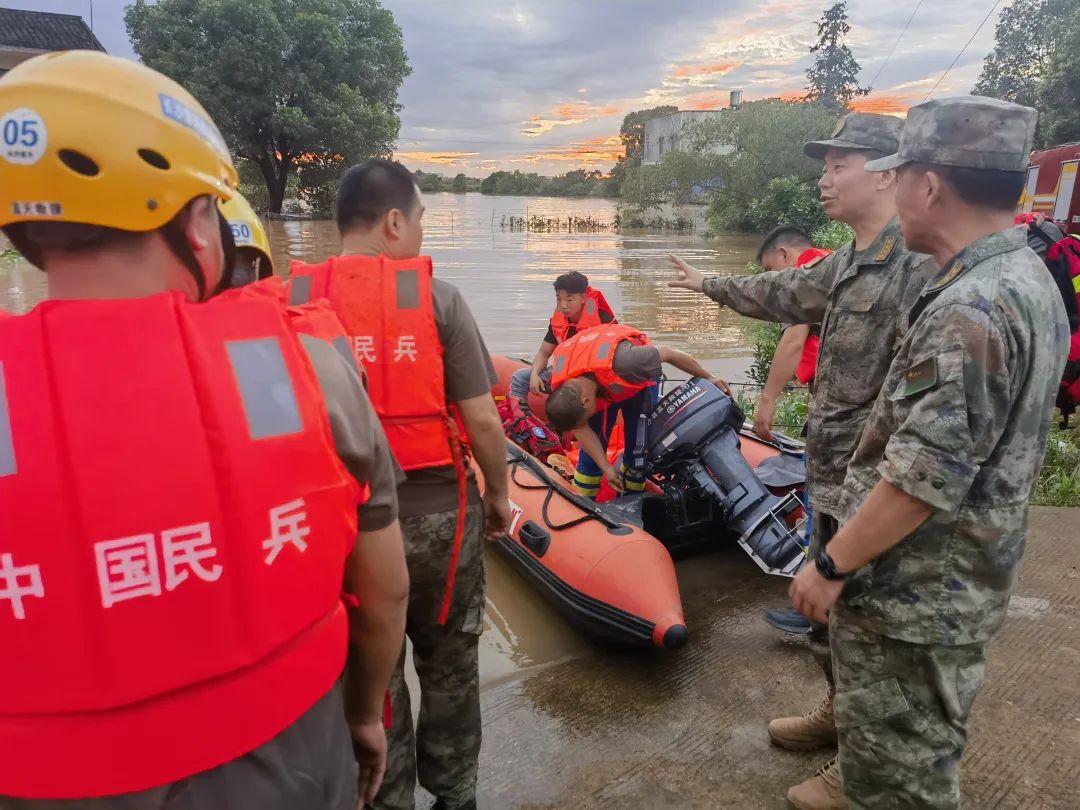 湖南省長沙警備區跨區馳援湘潭縣決口