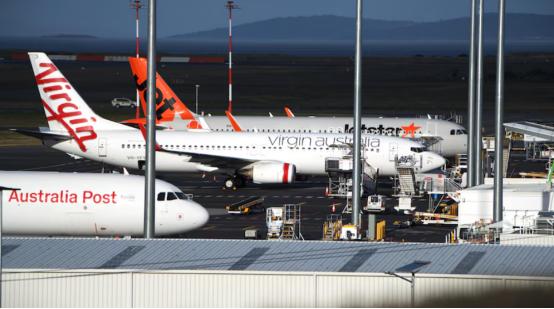 澳媒：維珍澳洲航空波音737客機行李架突然起火，疑爲鋰電池發熱所致