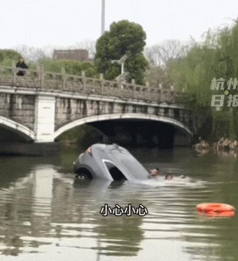突發！杭州一輛SUV墜河！一直在下沉，兩人死死扒拉着車窗……