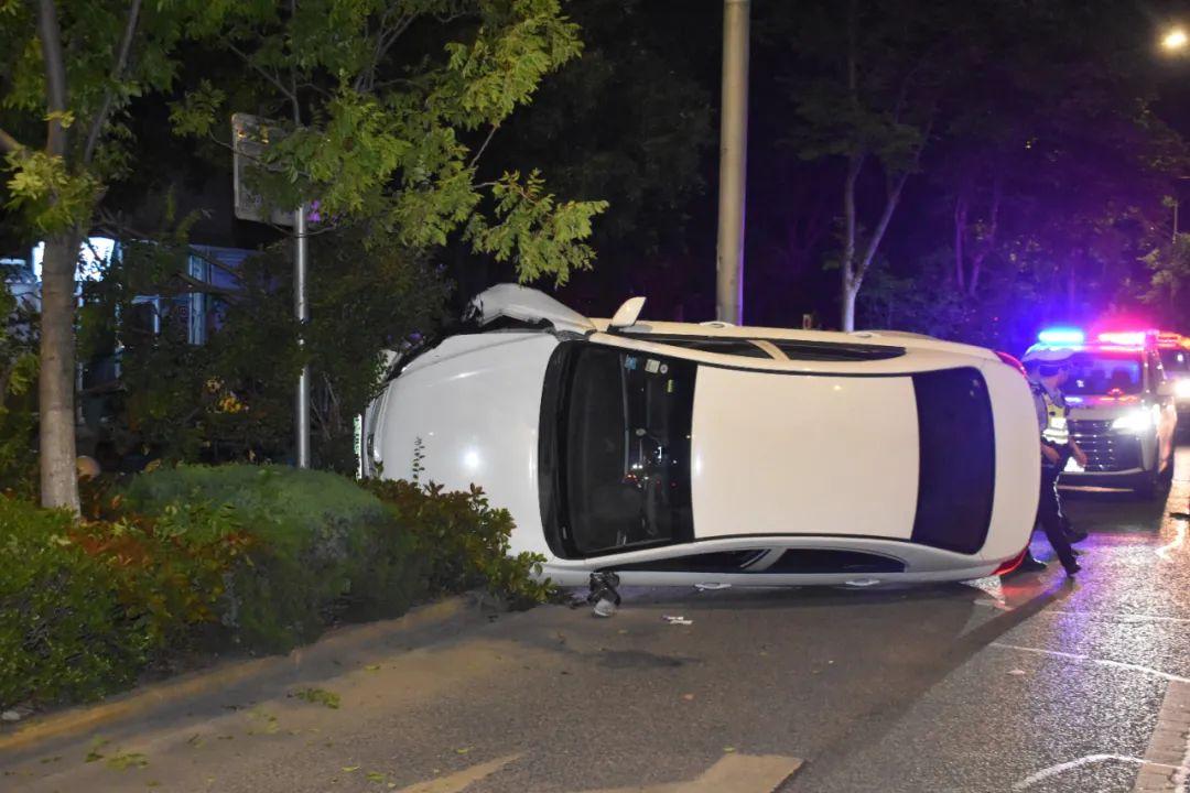 浙江海寧一轎車側翻在路上，交警一查駕駛員有問題！