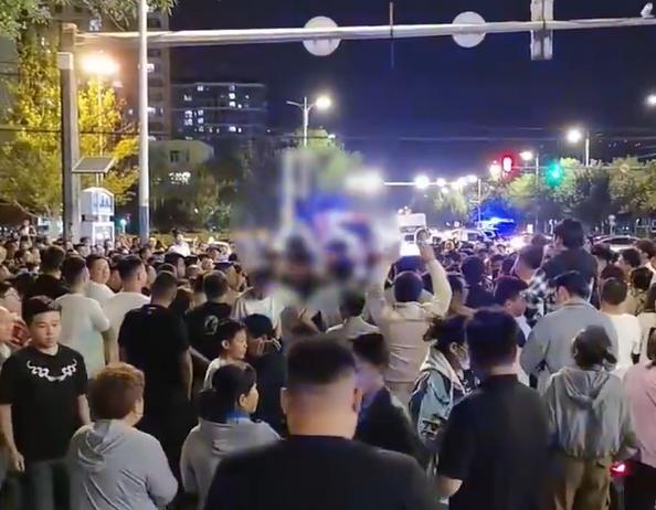 官方通報“城管商販衝突大量羣衆圍觀”：商販無證經營燒烤，拒不配合執法