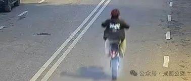 一男子騎着摩托車在道路上來來回回飆車炫技 警方：拘