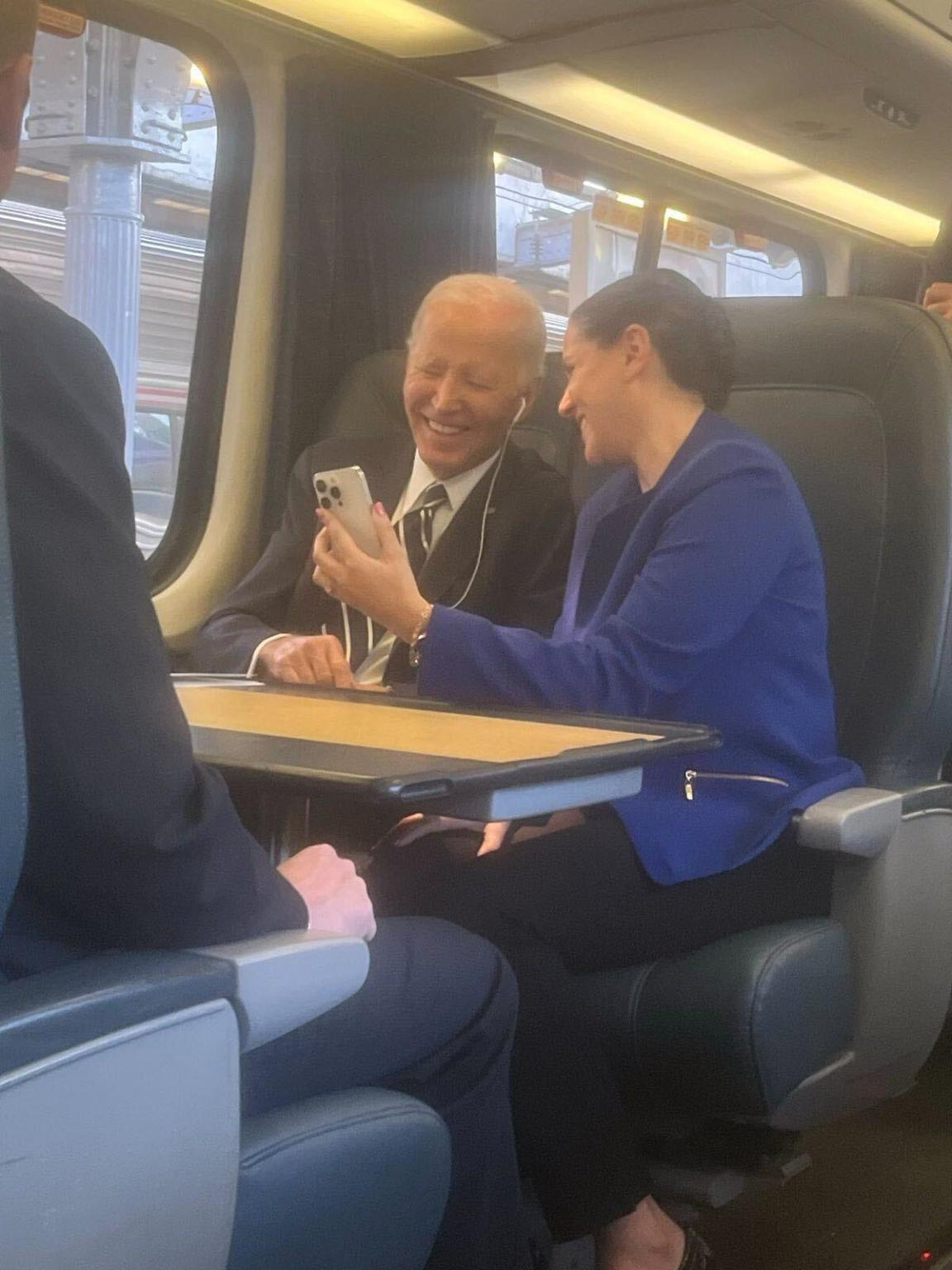 美媒曝光畫面：拜登搭乘美鐵列車途中在“靜音車廂”講話引乘客吐槽