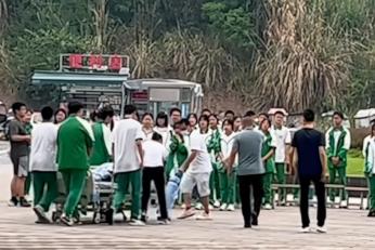 初三病重男孩躺病牀和全班拍畢業照，次日不幸離世！網友：令人心痛的人生第一課
