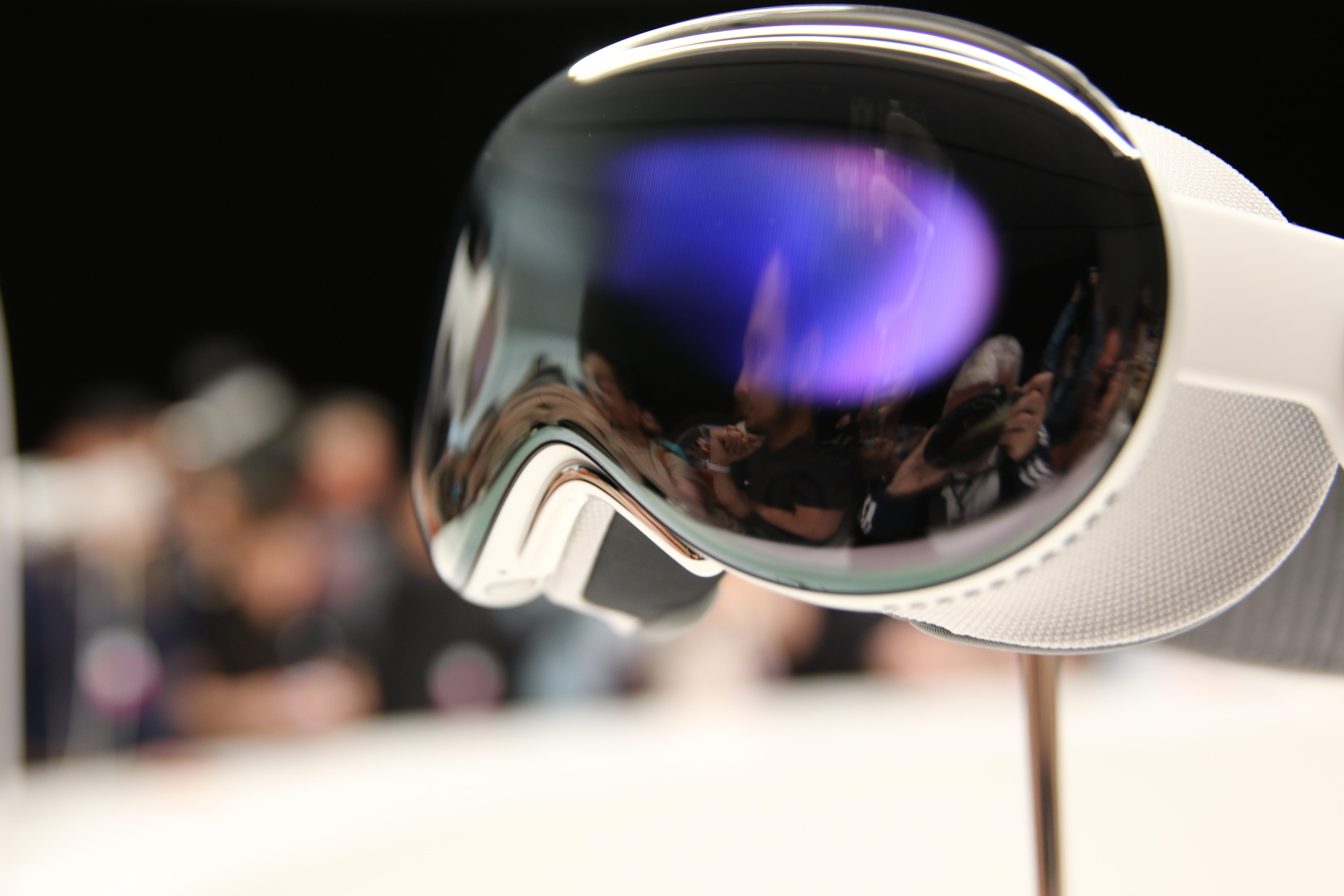 外媒：蘋果Vision Pro混合現實頭戴設備引發爭議