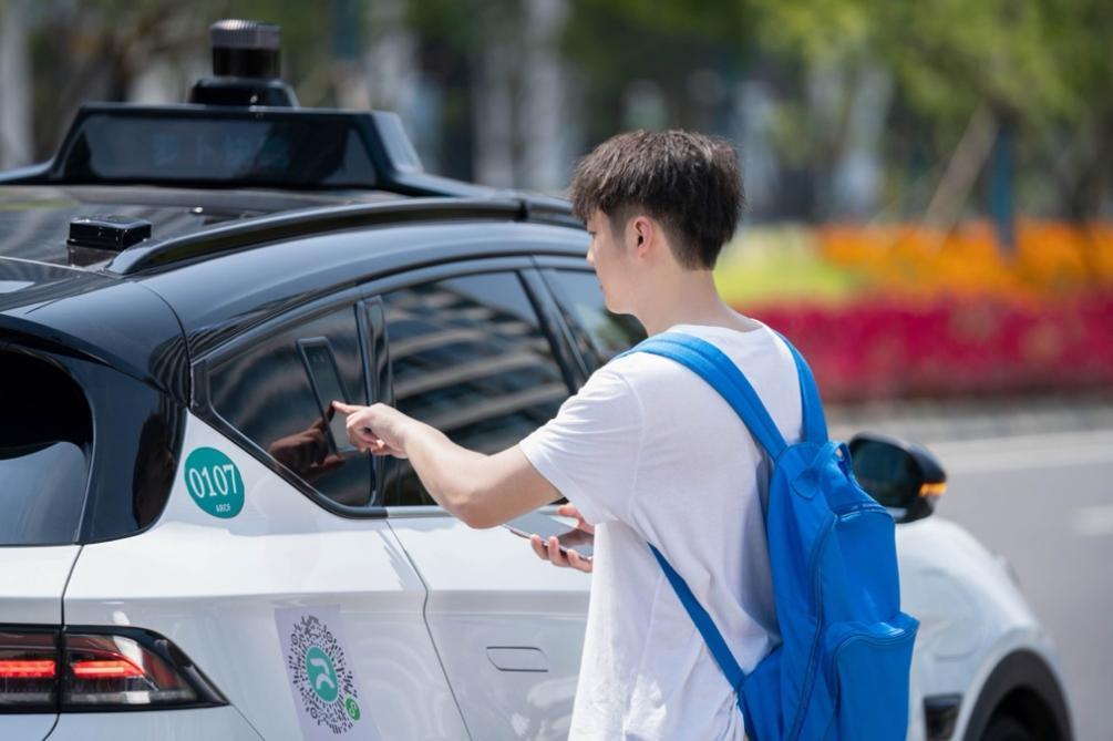無人駕駛汽車震驚老外：外交部點贊“賽博武漢”
