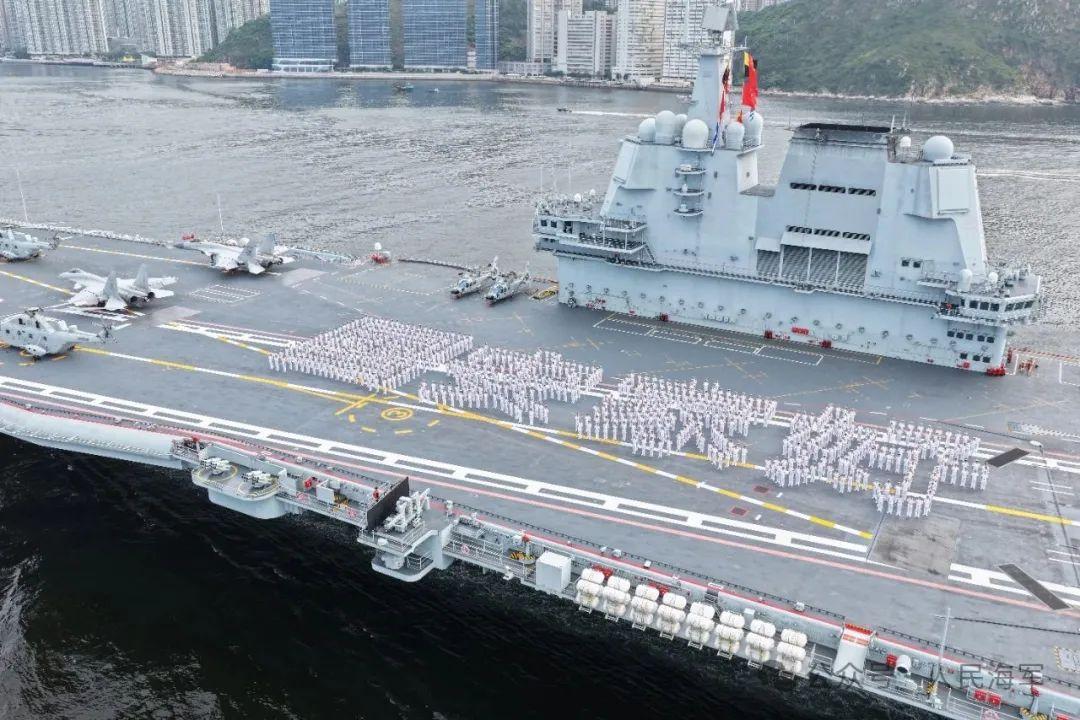 海軍山東艦航母編隊抵達香港