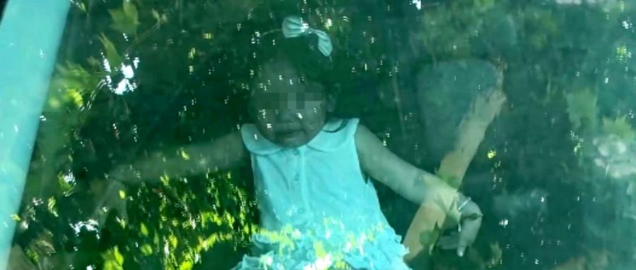 “寶寶，奶奶對不起你！”34℃高溫下，兩歲幼童被鎖車內……