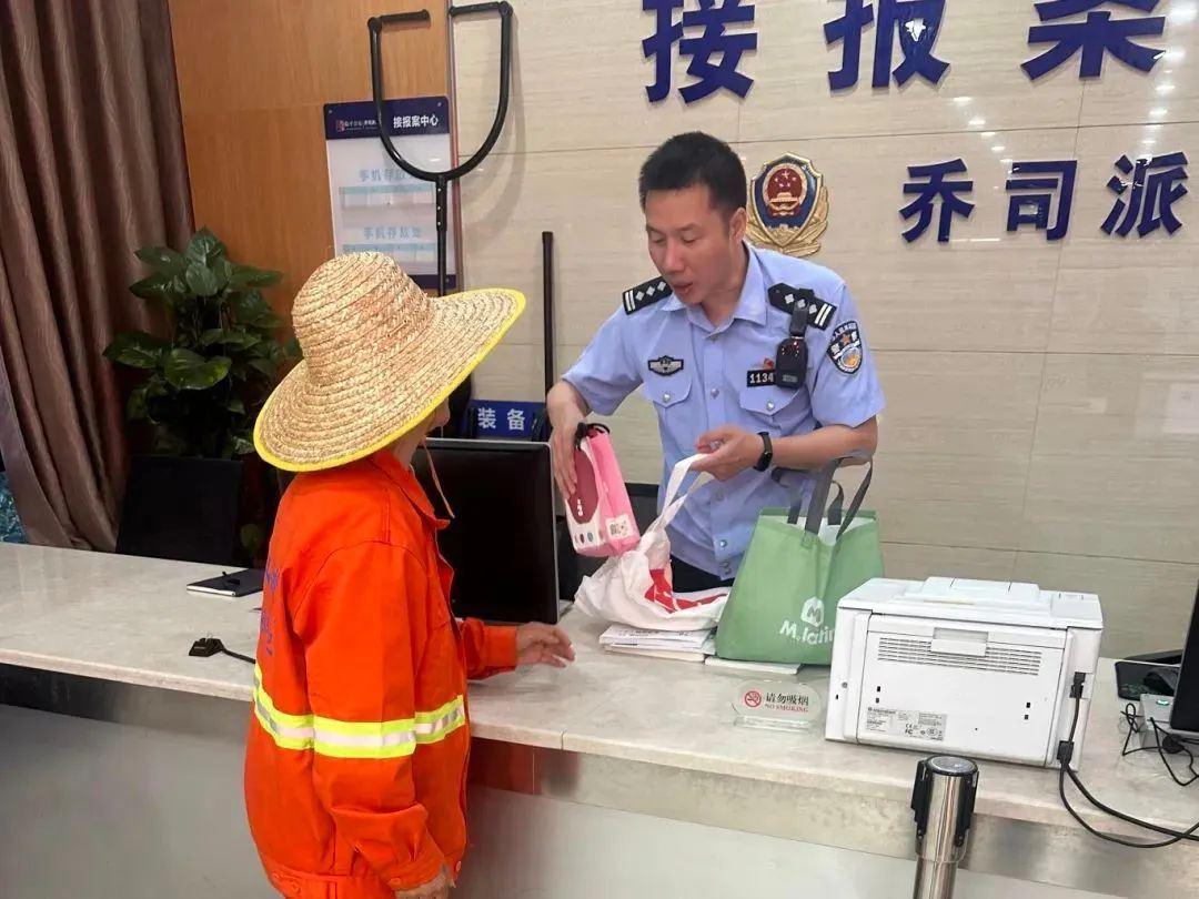 “真是遇到了好人！”杭州一保潔員撿到17個紅包交公，失主太感動
