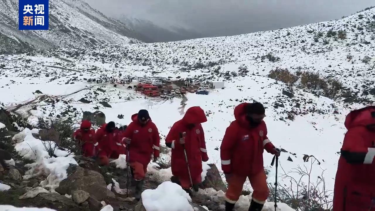西藏定日縣嘎瑪溝最後一批徒步遊客安全抵達曲當鎮