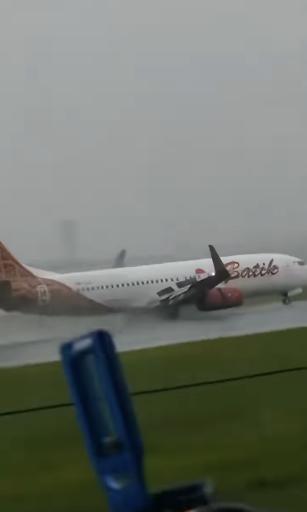 驚險一幕！印尼巴迪航空一架波音737客機着陸時因天氣惡劣險些墜毀