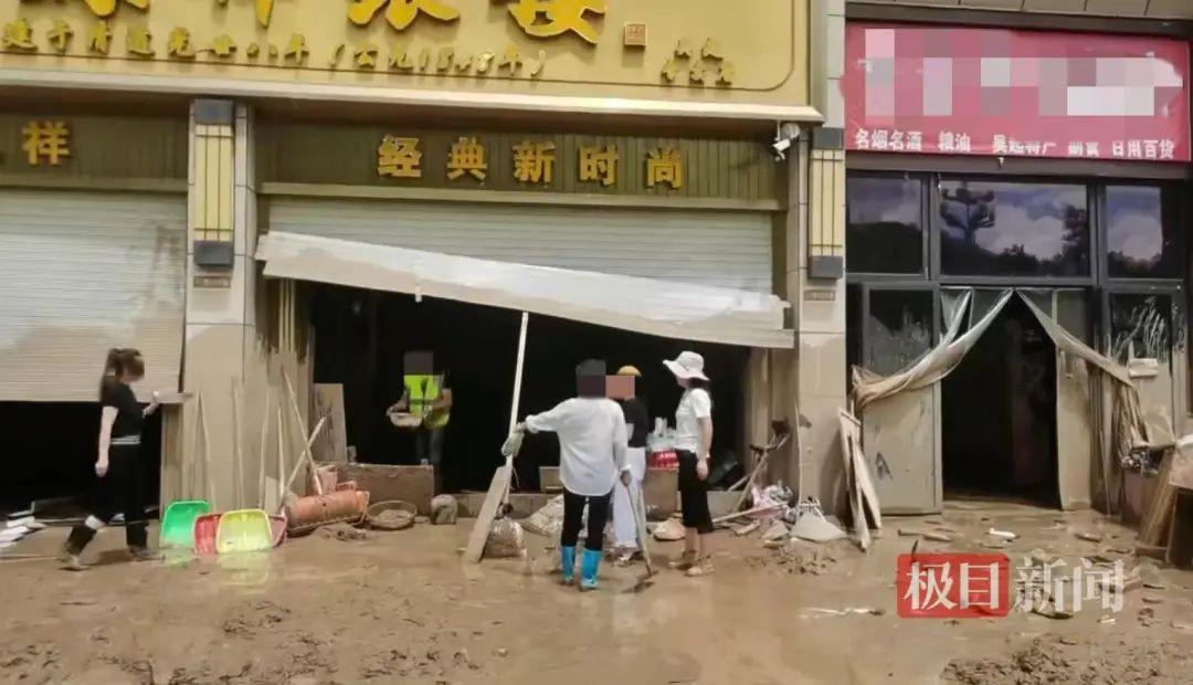 “上千萬金飾被沖走”店主否認虛報損失：有清淤人員撿到首飾主動歸還，婉拒酬金