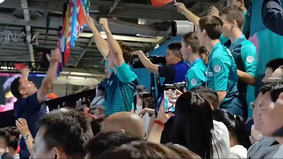指揮法國小哥給“莎頭組合”加油的中國大哥找到了