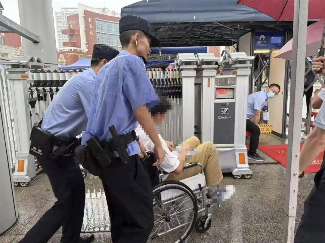 武漢一考點門口，男生突然暈倒！結局暖心