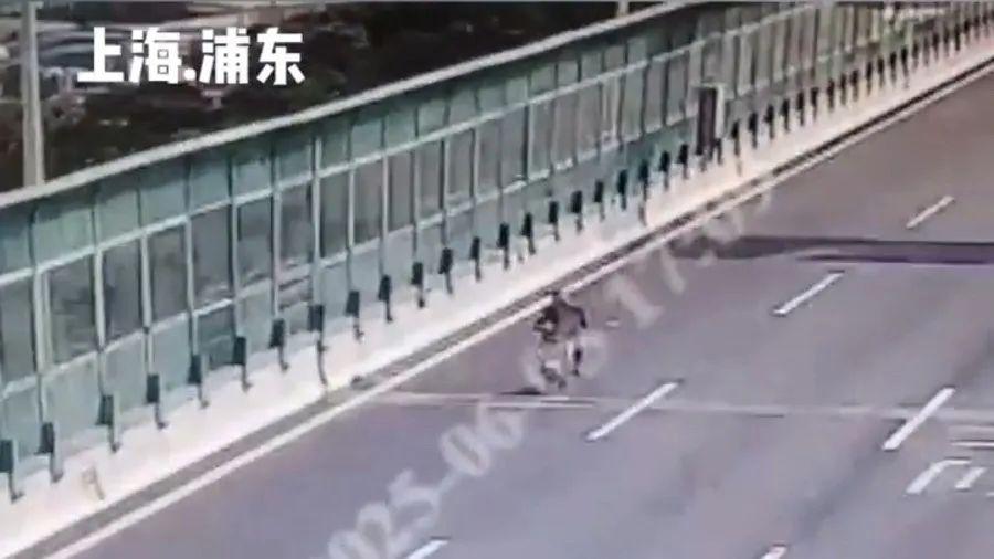 摩托車早高峯“闖”高架？視頻舉報揪出“違法大戶”！上海警方：記28分、罰6900元，拘留！