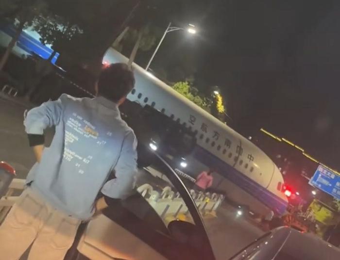 “天河機場飛機衝出來了”？武漢市交通運輸局闢謠：系老舊飛機被拆解轉運，機翼已被拆下