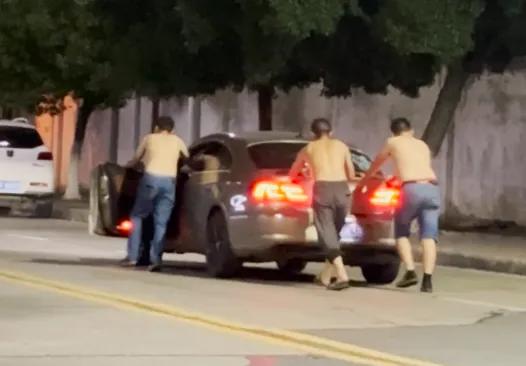 三名男子酒後路上推車數百米回家，算酒駕嗎？交警回應