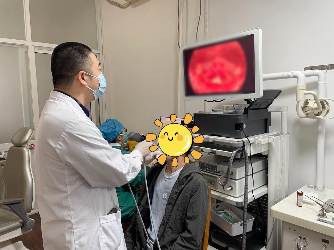 男子喉嚨痛一月不見好，竟發現嗓子裏全是“雪花”！醫生：這事可別亂做