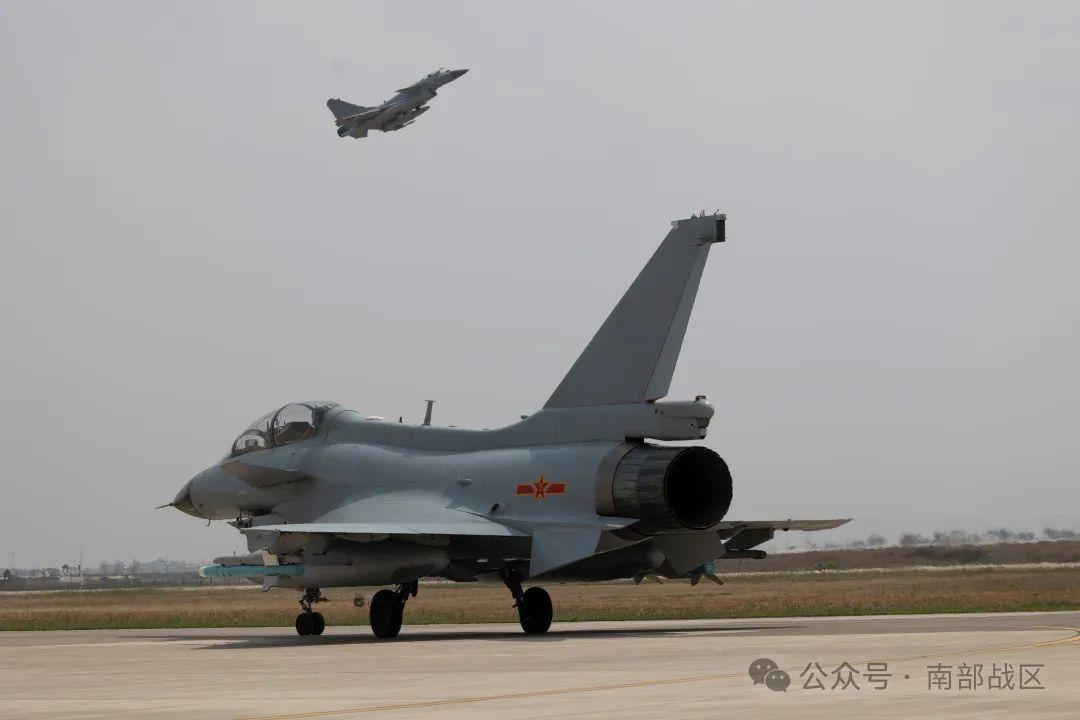 某空域，火箭彈呼嘯而出……