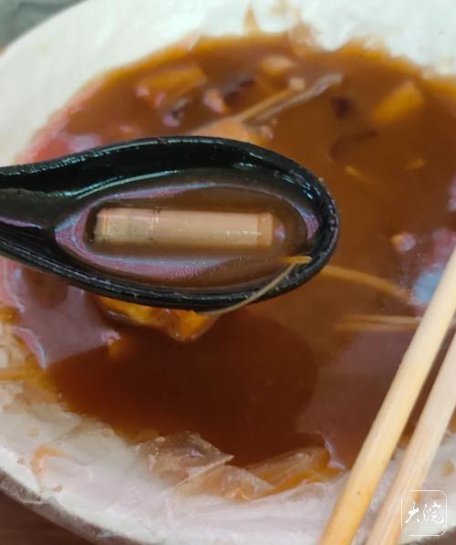 胡辣湯裏喫出菸頭？遊客：噁心；鄭州當地市場監管部門：已約談店主