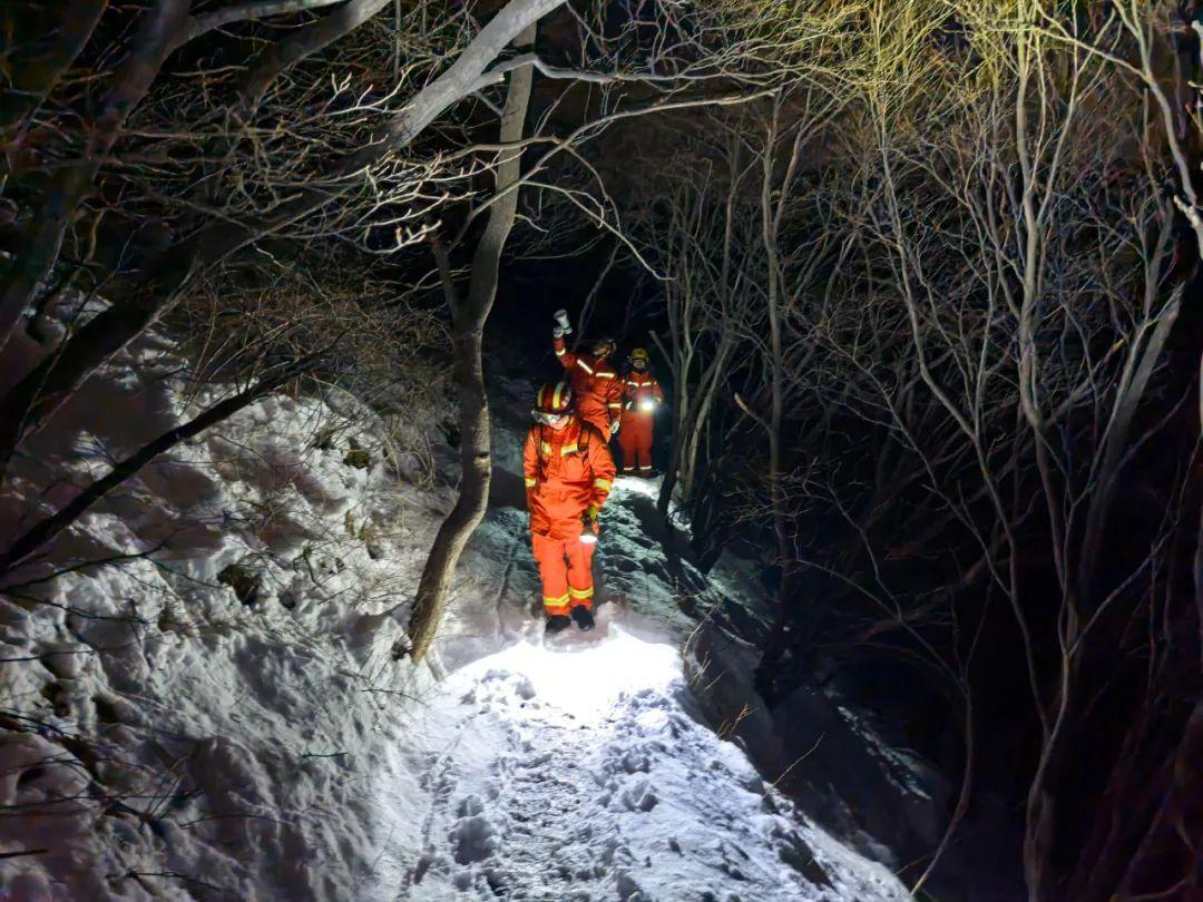 雪景太美了！北京一對情侶登山賞雪，深夜被困