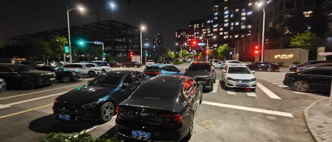 北京部分小區車位“只售不租”！下班回家自家小區停車可真難……