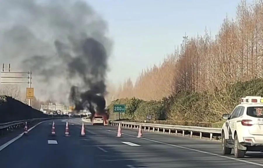 事發上海繞城高速！轎車起火燒燬，現場濃煙滾滾