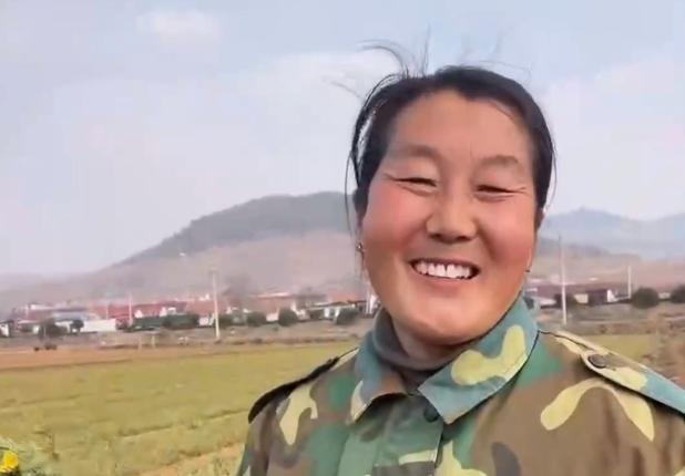 這是嬸嗎？這不是嬸，這是田間地頭的農民詩人