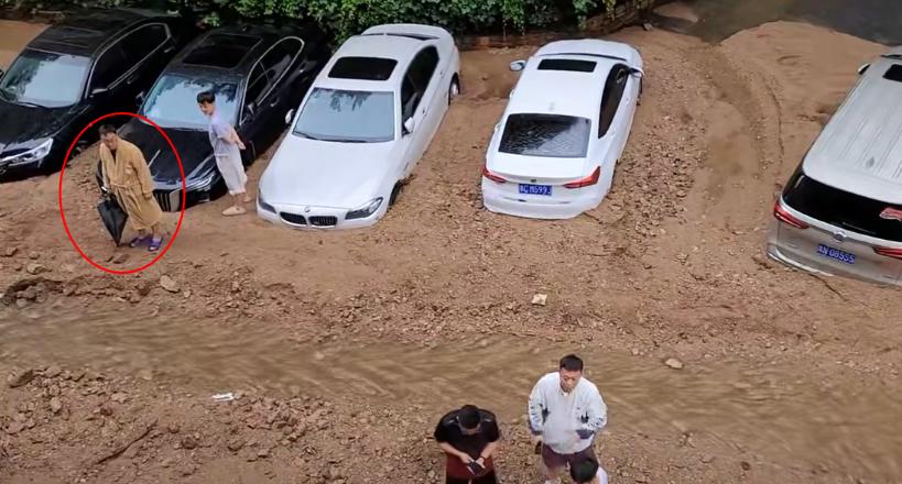 “劫已渡，心已安！”河南白雲山景區被困遊客已下山，穿睡衣從泥沙中刨車輛