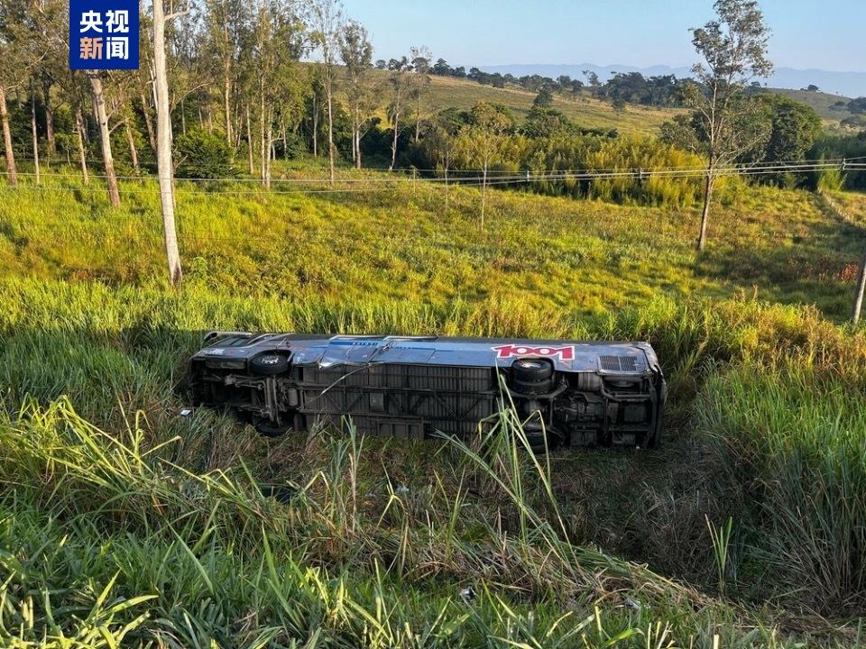 巴西一長途客車墜崖造成1死25傷