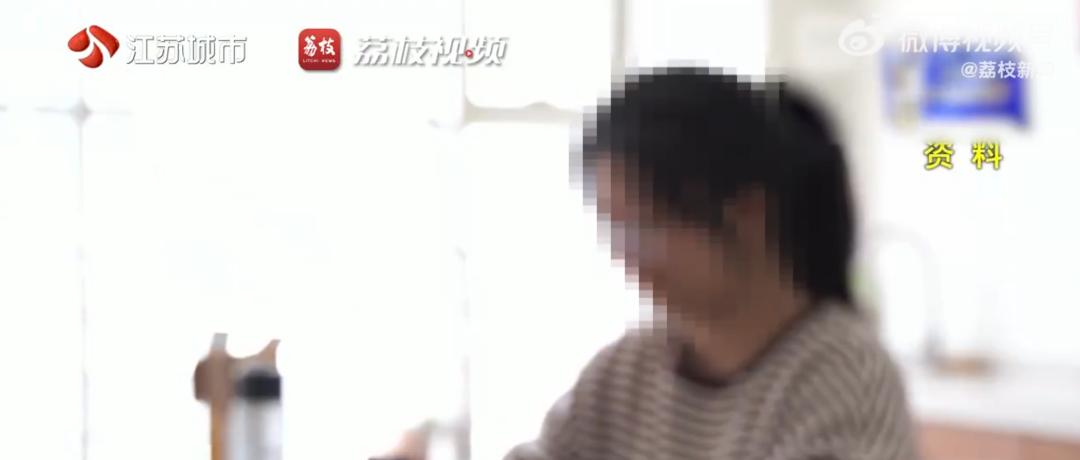 妻子攜帶大筆現金出門，丈夫追過去被這一幕驚呆！民警：第一次見