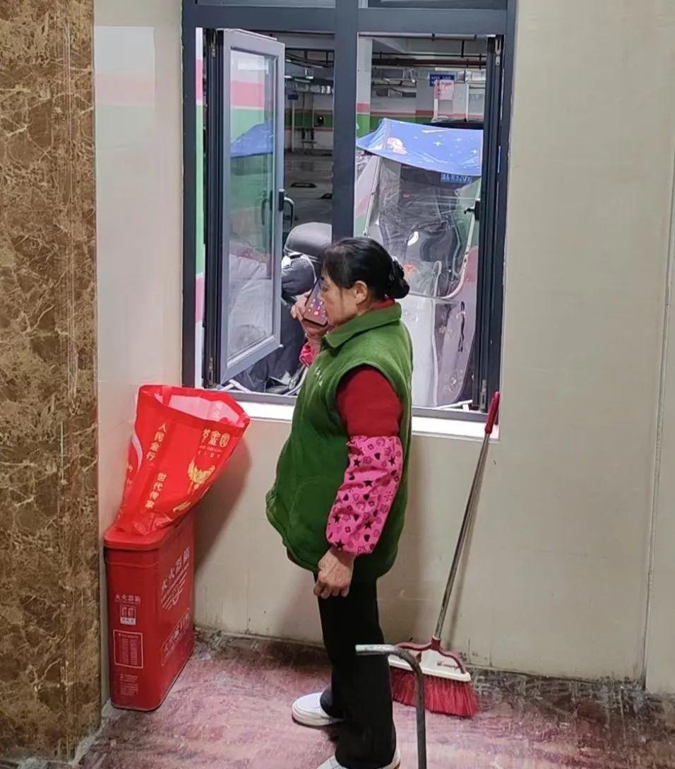 長沙一保潔阿姨路邊撿到塑料袋，無意打開驚呆了：裏面有18萬現金！