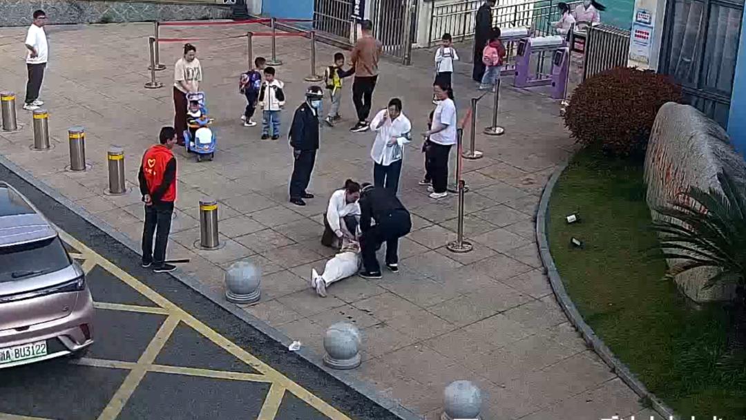 家長突然口中流血倒地！杭州一幼兒園門口發生驚險一幕……