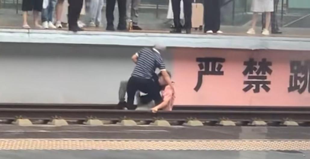 湖南郴州一男子疑和家屬爭吵後，跳下高鐵站臺，被4人強行救起，車站：男子無大礙，已移交警方