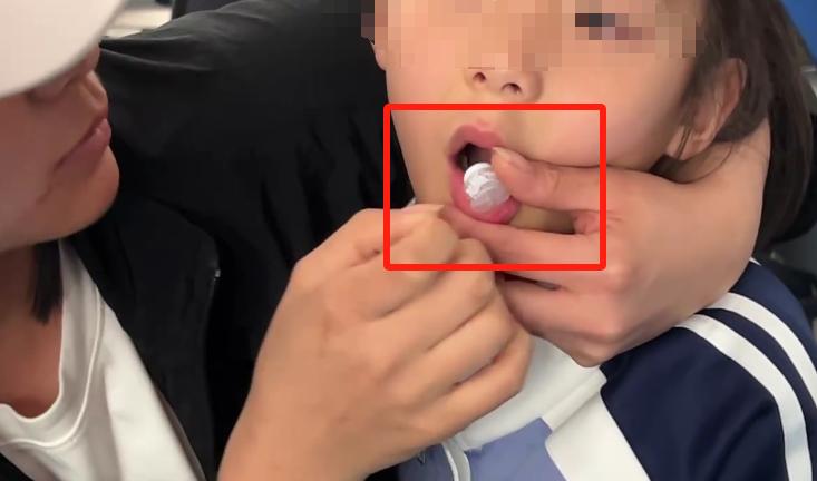 一年級女孩上課喫鞋釦嘴被“封印”，成了全班的“活教材”
