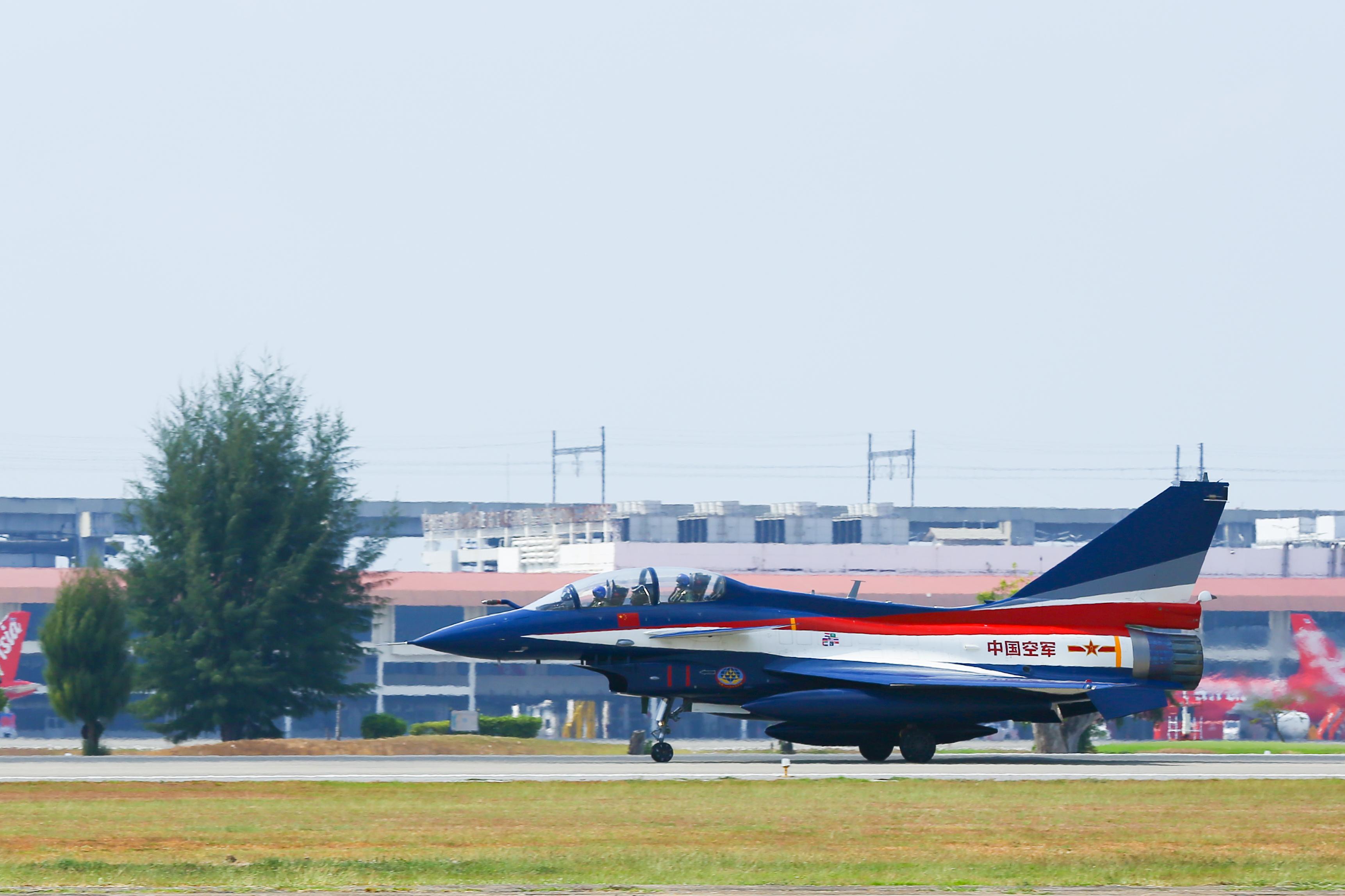 空軍八一飛行表演隊順利抵達泰國 應邀參加中泰建交50週年慶祝活動