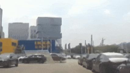 男子試駕時連續撞毀5輛豪車，只爲“求職抵債”